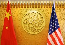 Trump tuyên bố tăng thuế đối với hàng hóa Trung Quốc, căng thẳng leo thang trong các cuộc đàm phán thương mại.