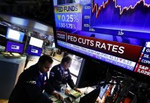 Dow Jones vượt ngưỡng 33,000 điểm lần đầu tiên