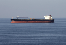 Giá thuê tàu chở dầu tăng chóng mặt vì nhiều hãng tránh eo Hormuz