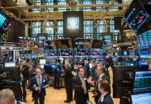 Chứng khoán Mỹ lao dốc vì tín hiệu lãi suất, dầu thô tăng không ngừng